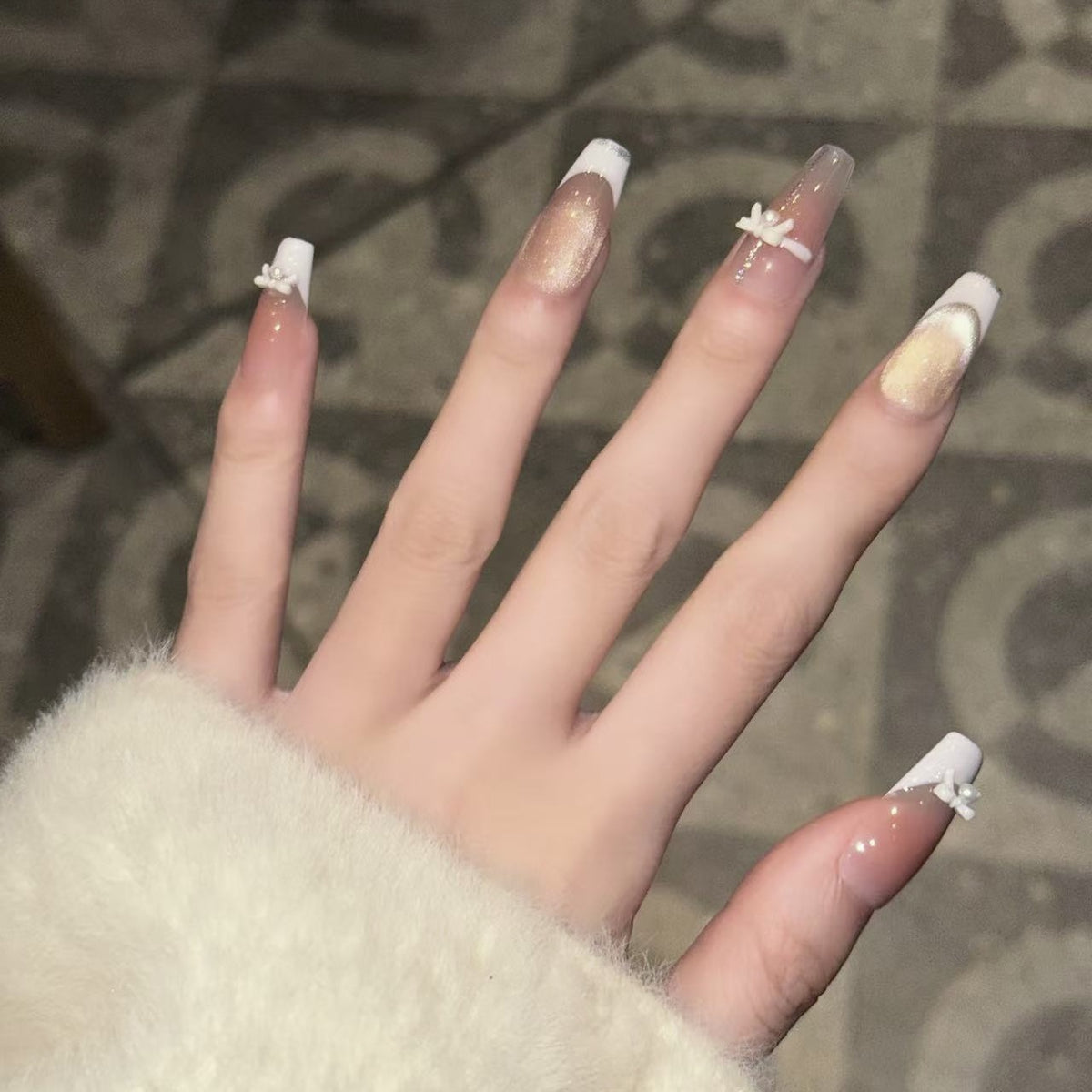 Elegantes wiederverwendbares Press-On-Nagelkunst-Set mit Perlen- und Glitzerakzenten Brehn