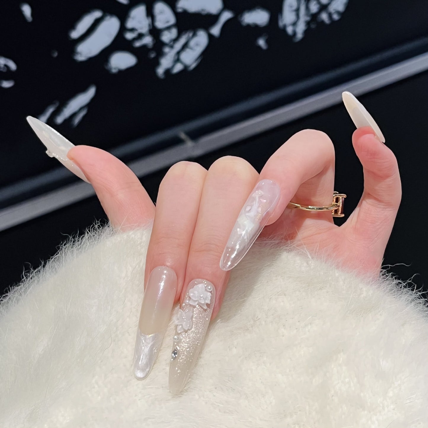 Künstlerisches Langes Press-On Nagelset mit Elegantem Floral Design Brehn