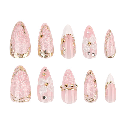 Kunstvolle Nagelverlängerungen mit filigranen Blüten- und Goldverzierungen Brehn