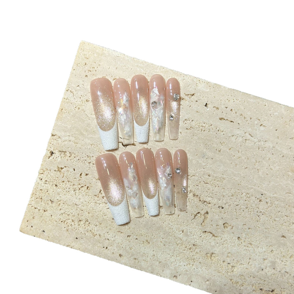 Elegantes Press-On-Nail-Set mit floralen und Edelsteinakzenten Brehn