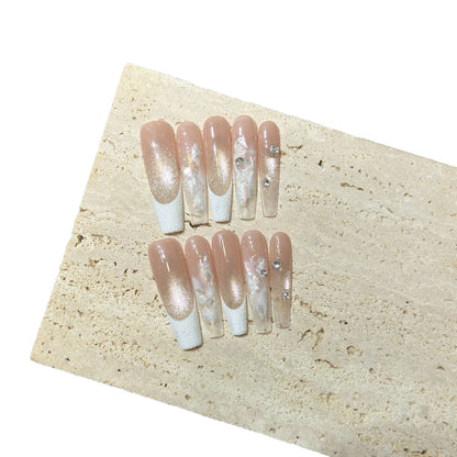 Elegantes Press-On-Nail-Set mit floralen und Edelsteinakzenten Brehn