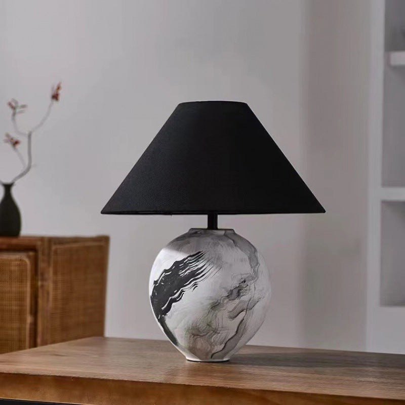 Künstlerische Tischlampe mit geometrischem Sockel