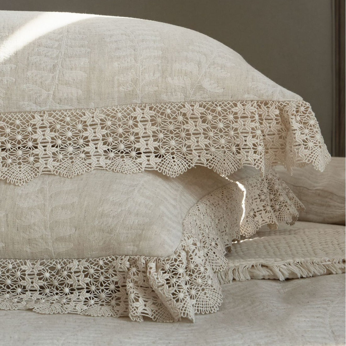 Gewaschenes Flachs-Leinen Bettbezugset mit Häkelspitze und besticktem Bolster