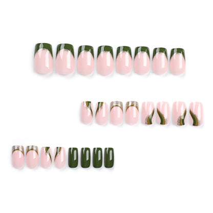 Kunstvolle Nagelverlängerungen mit goldenen Akzenten und elegantem Design Brehn