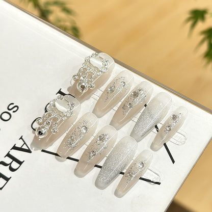 Glamouröse elegante Press-On-Nagelset mit Strassakzenten