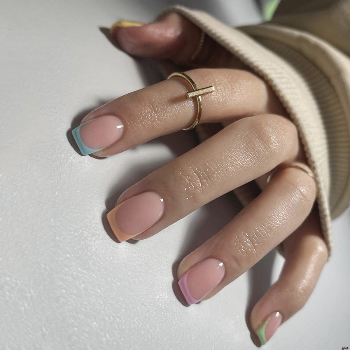 Kunstvolle Nagelverzierung mit zartem Gradient und eleganten Spitzen Brehn