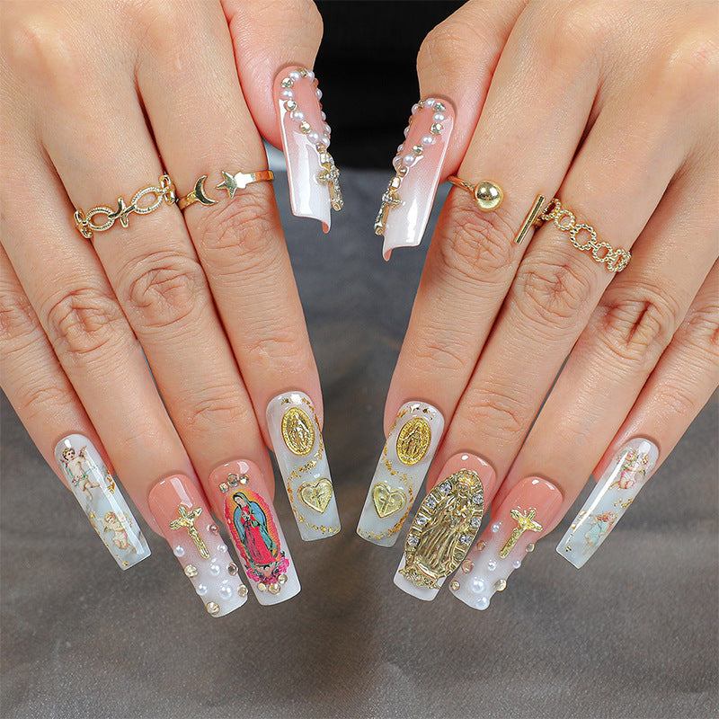 Glamouröses Kunstnagelset mit edlen Verzierungen und Glitzerakzenten Brehn