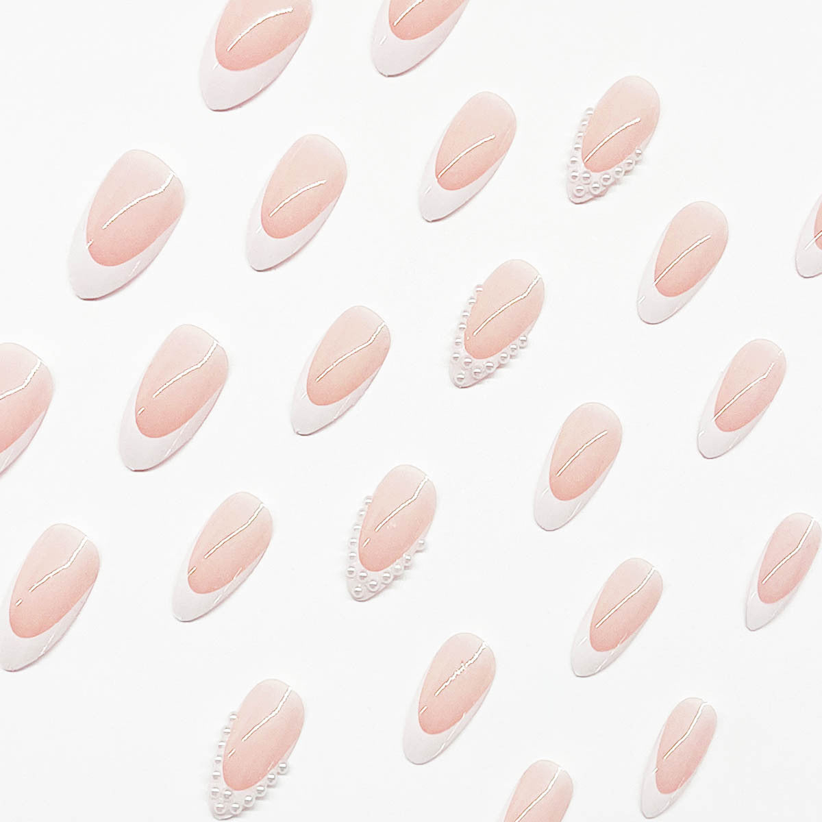 Kunstnagelset mit elegantem Design und 3D-Pearl-Verzierungen Brehn