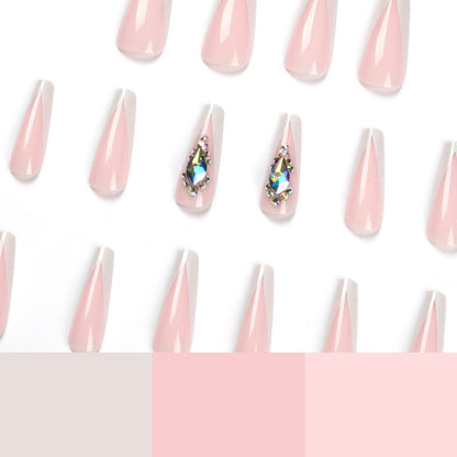 Kunstvolle Nagelverlängerungen mit eleganten Glitzerakzenten Brehn