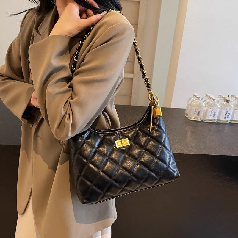 Elegante mit Ketten verzierte Hobo-Tasche Brehn