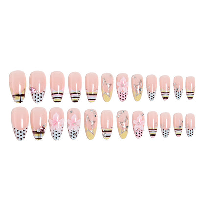 Kunstnagelset mit dekadentem floralem und geometrischem Design Brehn