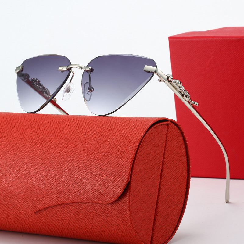 Damen Designer-Sonnenbrille mit kreativem, dreieckigem Rahmen und elegante goldene Akzente Brehn