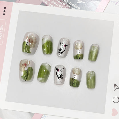 Kunstvolle Nail Art mit floralen Designs Brehn