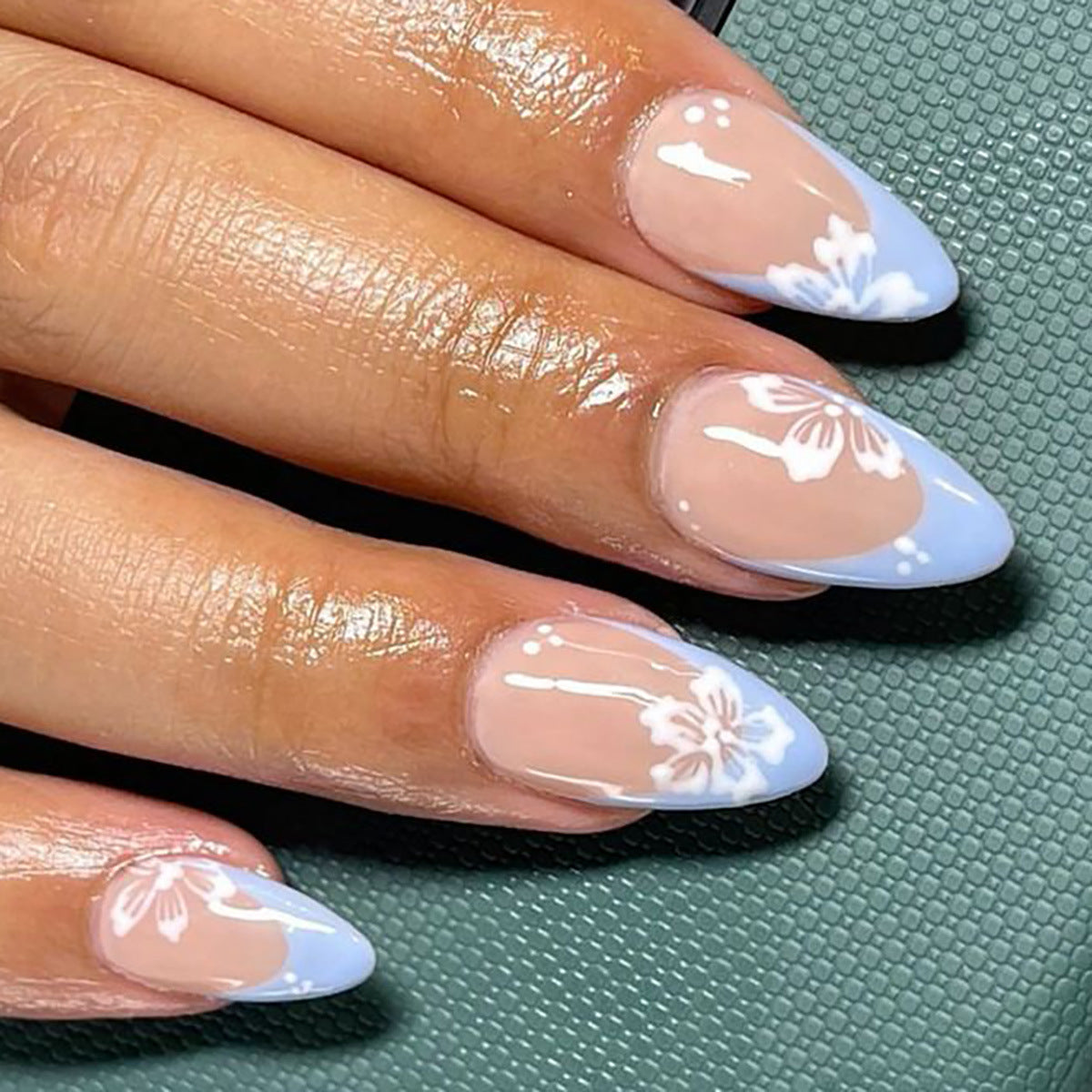 Elegante Stiletto-Press-On Nägel im Blumen-Design Brehn