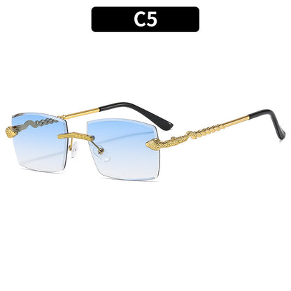 Modische Sonnenbrille mit Schlangendetail