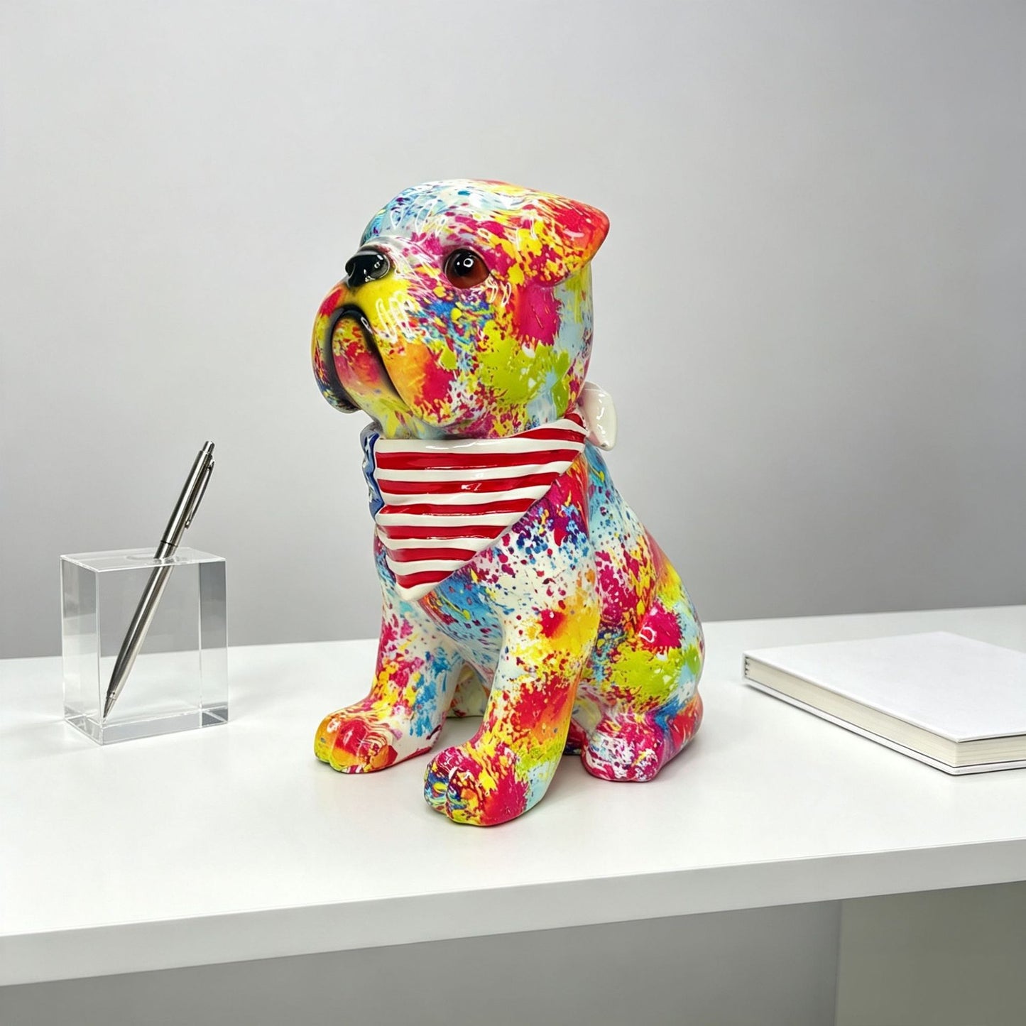 Bunte Dekofigur eines Hundes im modernen Design Brehn