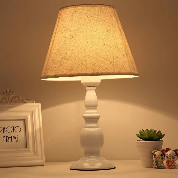 Elegante Stoffschattentischlampe