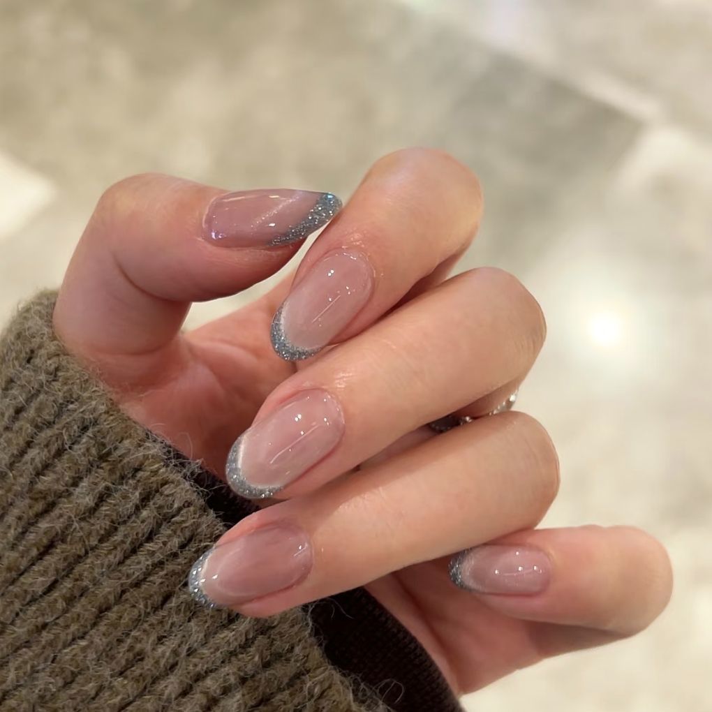 Glitzernde French Tip Nagelverlängerungen
