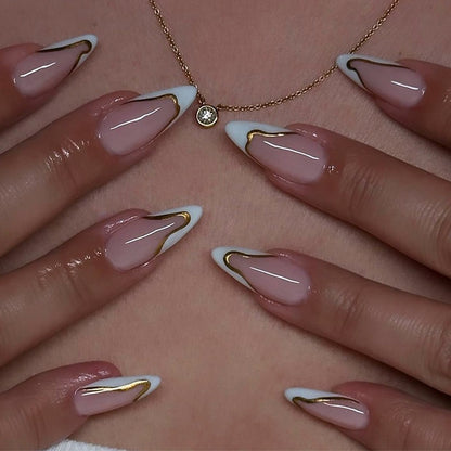 Elegantes Kunstnagelset mit Goldakzenten Brehn
