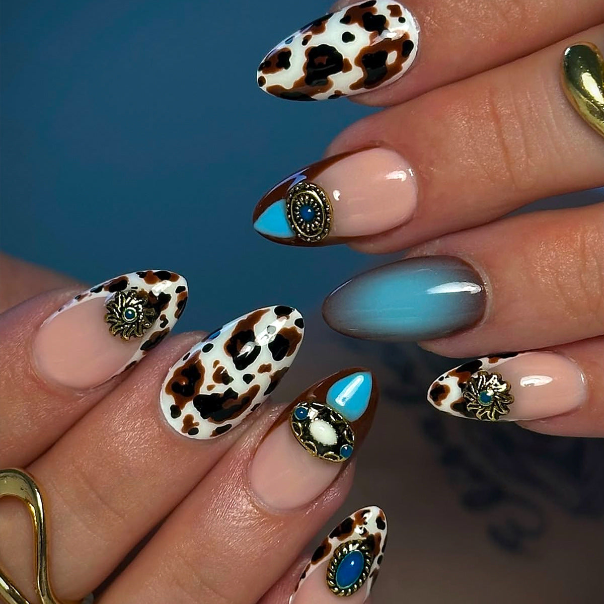 Kunstvolle Stiletto Fingernägel mit Einzigartigen Akzenten Brehn