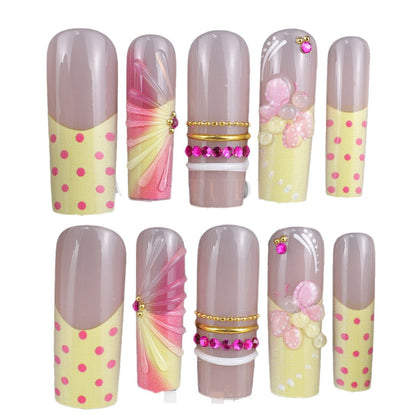 Kunstnagelset mit romantischen Blumen und verspielten Akzenten Brehn