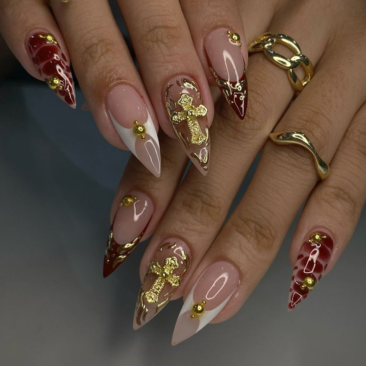 Premium dekoratives Press-On-Nagelkunstset mit goldenen Akzenten Brehn