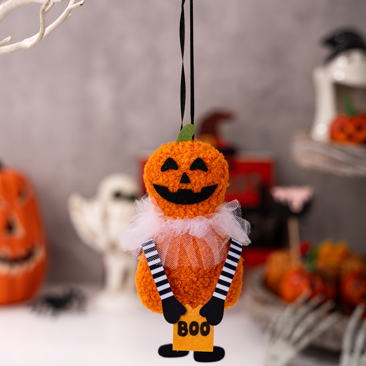Halloween-Hängedekoration Plüschkürbis mit Tüllkragen und Bandaufhängung