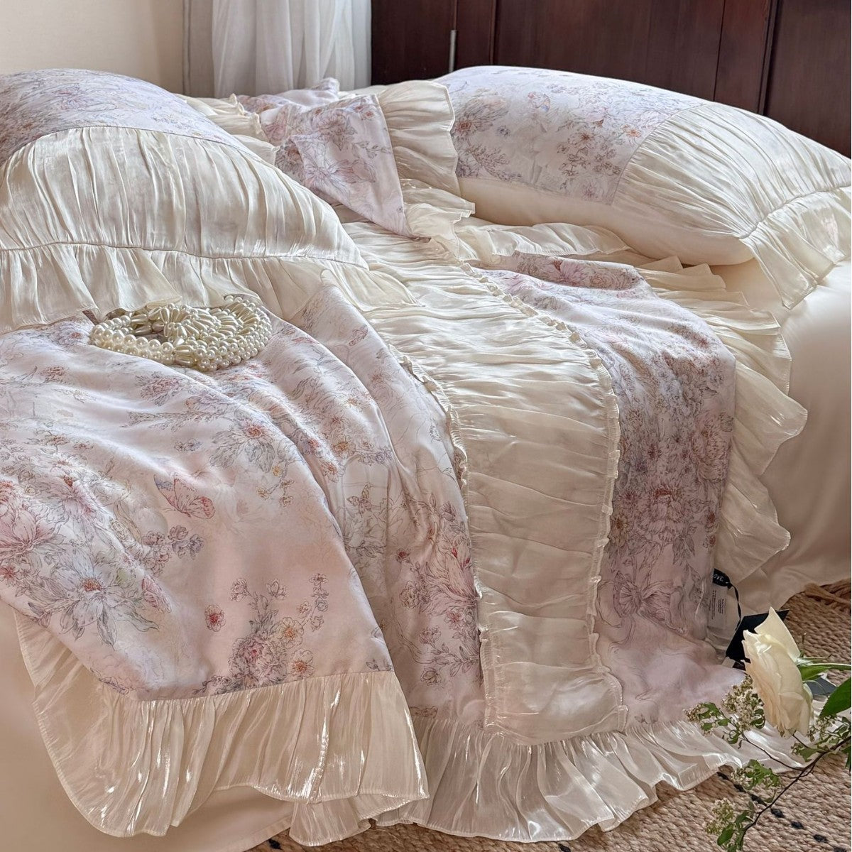 Satinbettwäsche-Set mit floraler Musterung und plissierten Volants