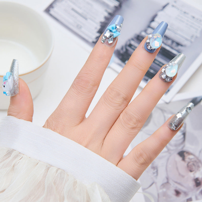 Kreative Kunstnägel mit 3D-Design und Glitzerakzenten Brehn