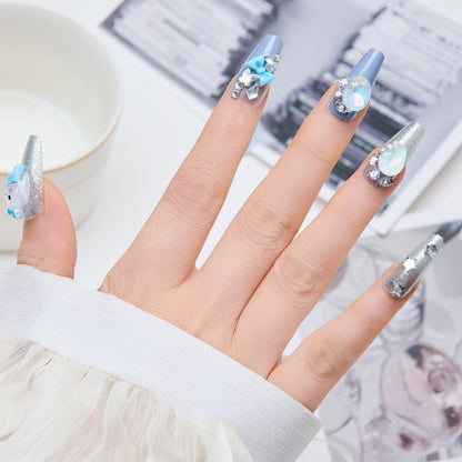 Kreative Kunstnägel mit 3D-Design und Glitzerakzenten Brehn
