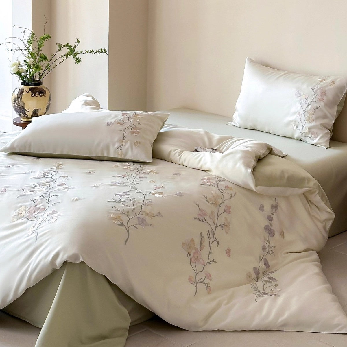 Seiden-Effekt Botanisch Besticktes Bettbezug-Set mit Micro-Satin Rückseite