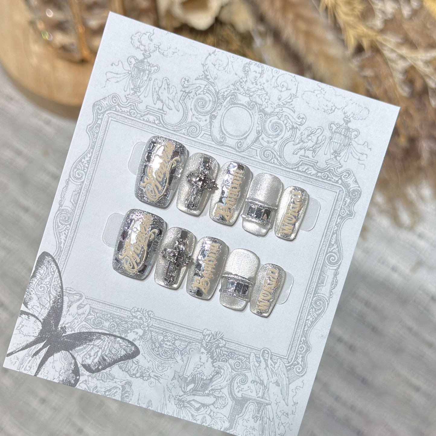 Metallic Press-On Nagelset mit dekorativen silbernen Akzenten Brehn
