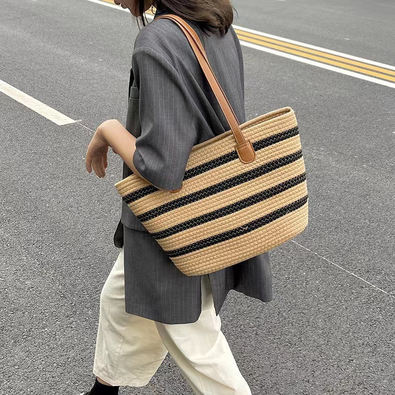 Elegante Tote Tasche Aus Geflochtenem Bastmaterial mit Robusten Lederakzenten Brehn