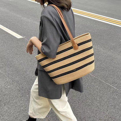 Elegante Tote Tasche Aus Geflochtenem Bastmaterial mit Robusten Lederakzenten Brehn
