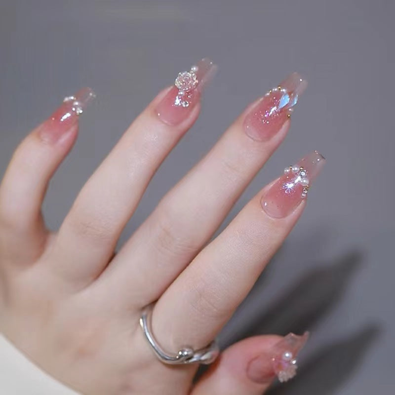 Glamouröse Kunstfingernägel mit Zarten Blüten- und Glitzereffekten Brehn