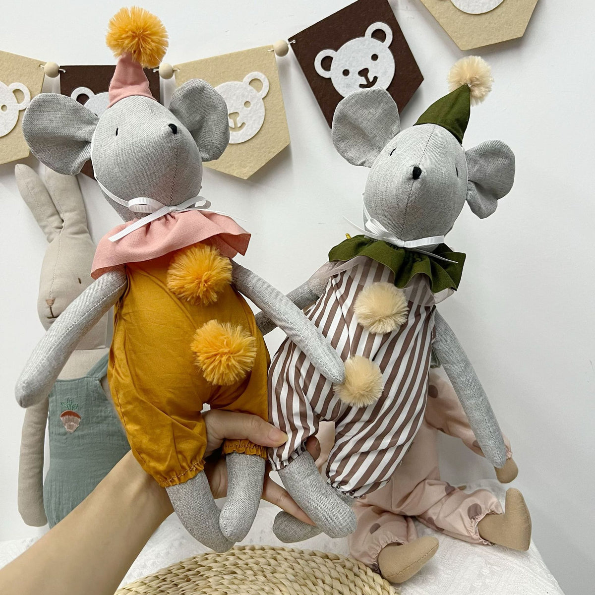 Langbeinige Organic-Leinen-Hasenpuppe mit bestickten Karotten-Latzhosen