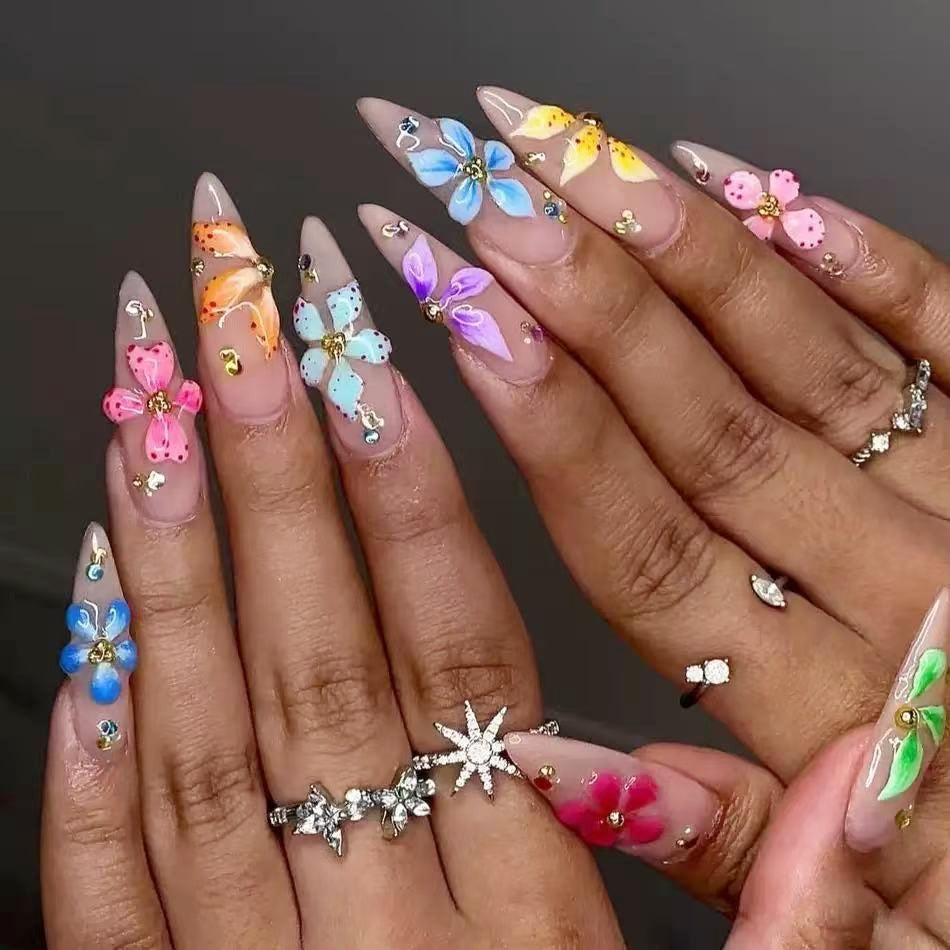 Künstliche Nagelspitzen mit floralen Verzierungen Brehn