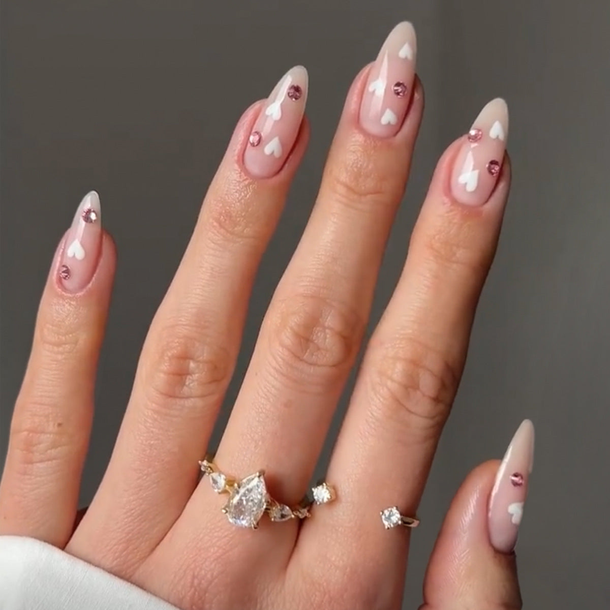 Dekorative Kunstnägel mit Herz-Motiv und Strass Brehn