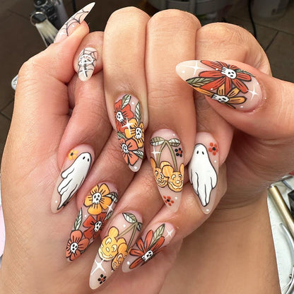 Halloween-inspirierte künstlerische Nagelverlängerungen
