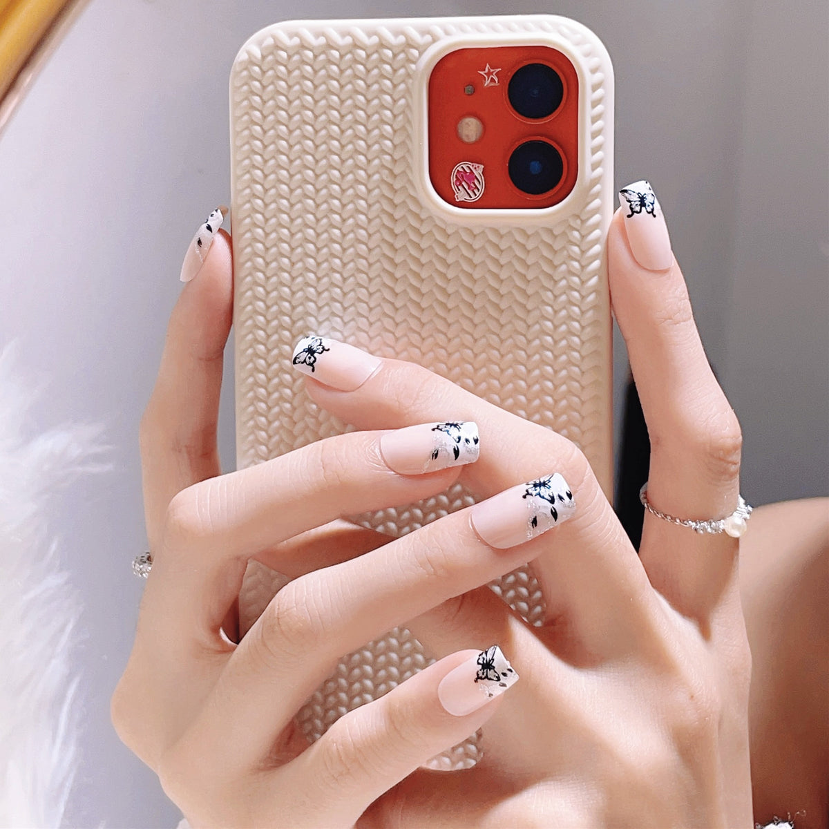 Künstlerisches Press-On-Nagel-Set mit Schmetterlingsdesigns
