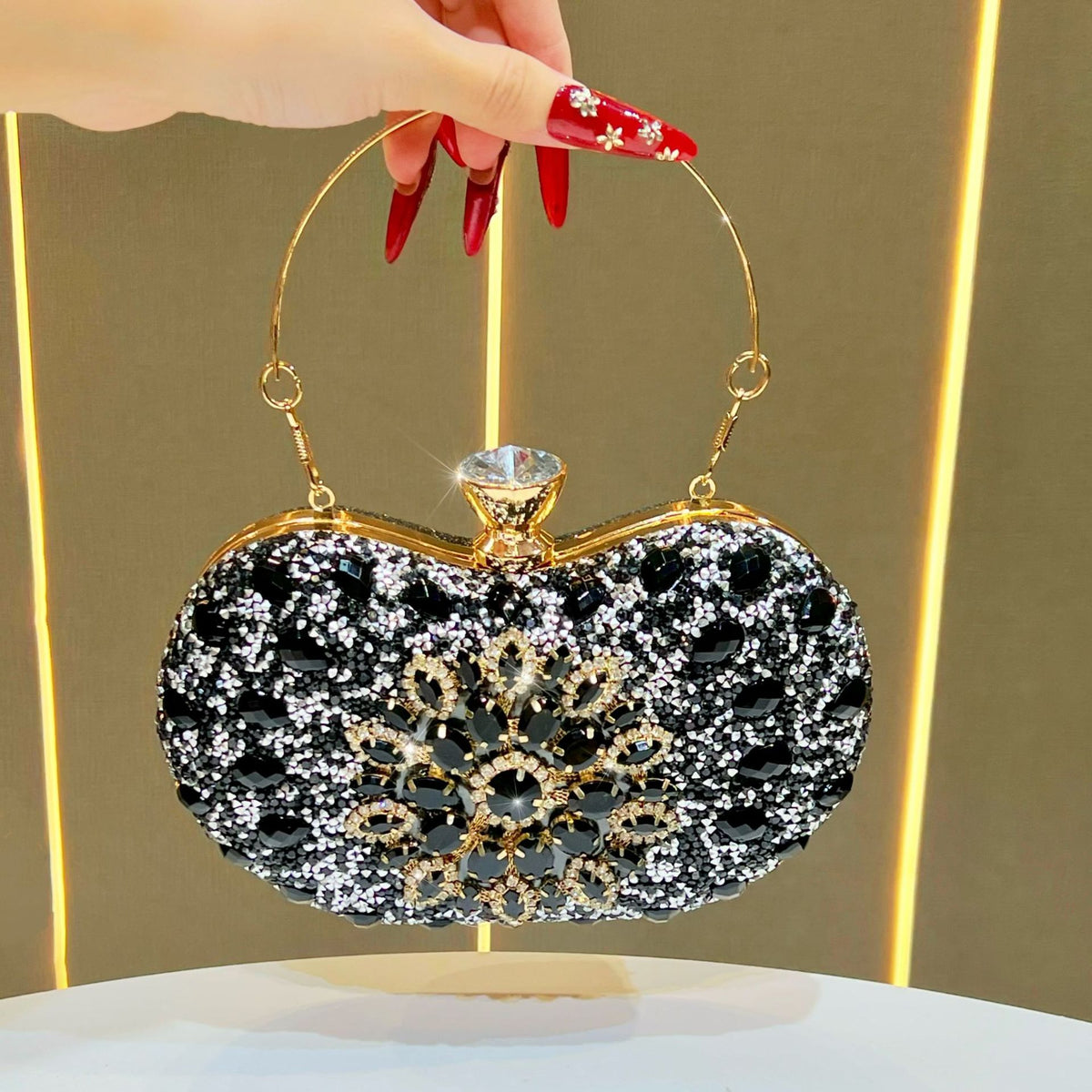 Aufwändige, mit Kristallen verzierte Abend-Clutch