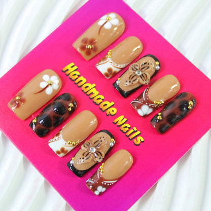 Kunstnagelset mit eleganten handgefertigten Designs und dekorativen Akzenten Brehn
