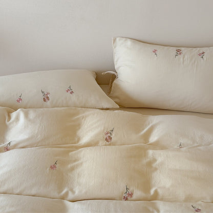 Besticktes Bettwäsche-Set aus Baumwolle mit zarten Blumenstickereien und Bindebändern