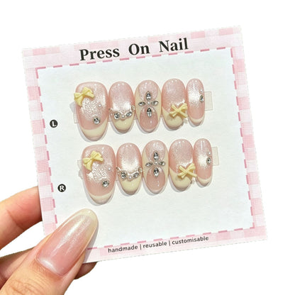 Dekoratives Press-On Nagelkunst Set mit einzigartigen Edelsteindetails