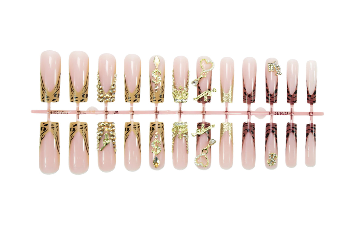 Kunstnagelset mit eleganten goldenen und tierischen Verzierungen Brehn