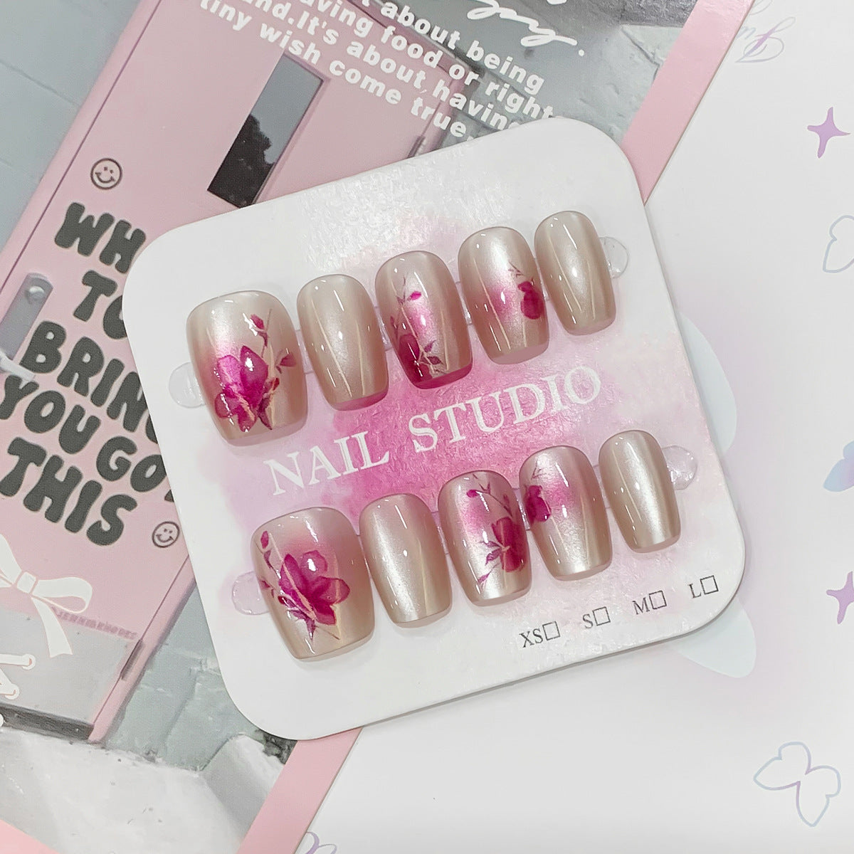 Künstliche Nagelspitzen mit floralen Akzenten Brehn