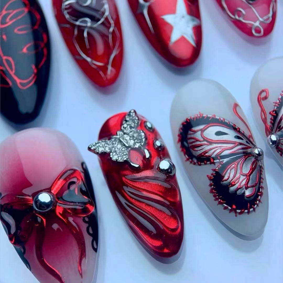 Künstlerisches Press-On Nagelset mit Schmetterlings- und Sterndetails Brehn