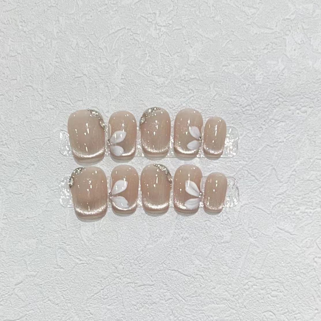 Dekoratives Press-On-Nagelset mit elegantem Blattdesign Brehn