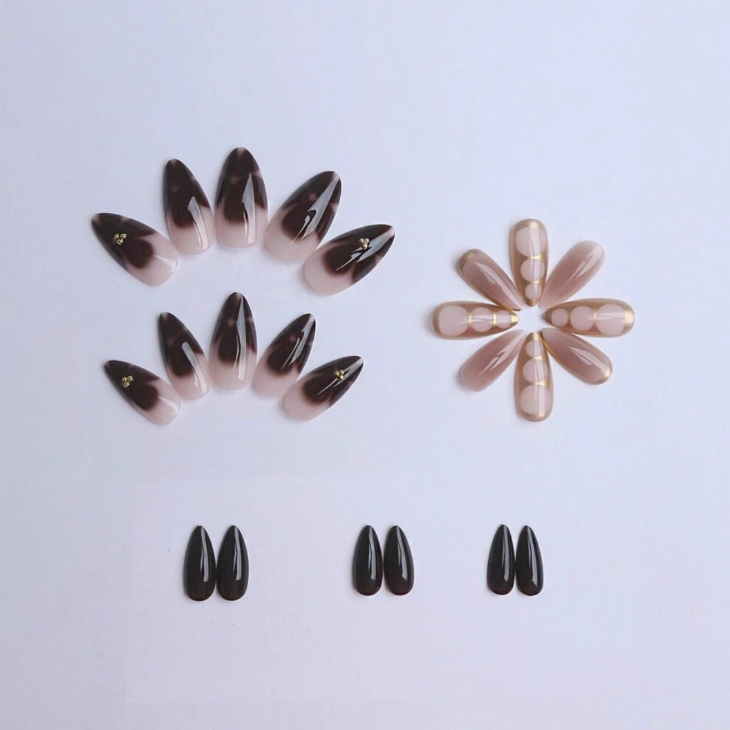 Kunstnagelset mit eleganten Ombre-Design und Goldverzierungen Brehn