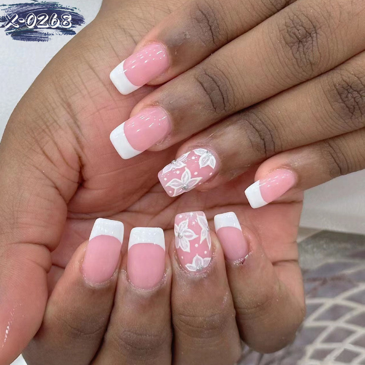 Elegantes florales Nagelkunstdesign